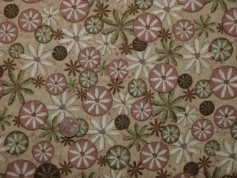 Tissu patchwork beige à fleurs roses et vertes Tissu patchwork beige à fleurs roses et vertes
